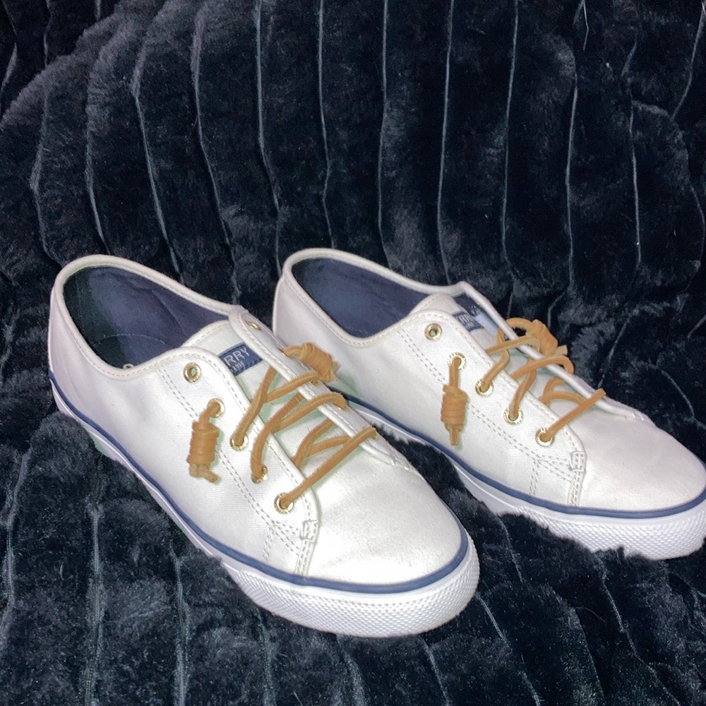 Sperry low sneaker, gold rim, white